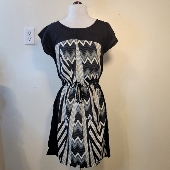 Angie: Women's Medium Geometric Chevron Two-tone Sleeve-less Knee Length Dress - Picture 1 of 9